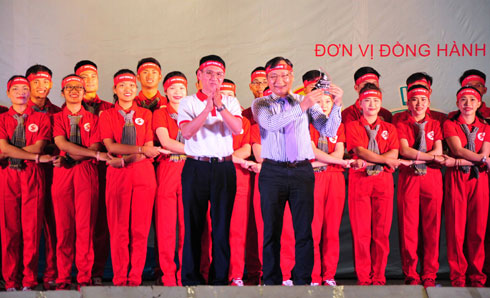 Ban tổ chức Hành trình đỏ tặng biểu trưng Hành trình đỏ cho lãnh đạo tỉnh Khánh Hòa.