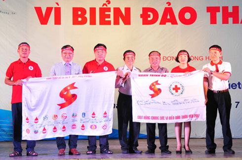 Mỗi lá cờ có in logo các tỉnh, thành phố tổ chức Hành trình đỏ 2017 sẽ theo đoàn hành trình từ Nam ra Bắc và được trưng bày tại sân khấu chương trình bế mạc của Hành trình đỏ vào ngày 29-7 tại Trung tâm Hội nghị Quốc gia (Hà Nội).