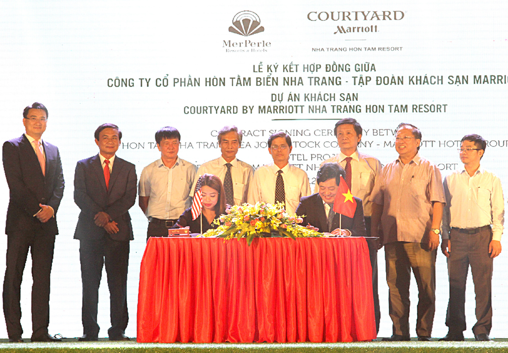 Lễ ký kết hợp đồng quản lý khách sạn giữa đại diện Công ty cổ phần Hòn Tằm Biển Nha Trang với Tập đoàn Marriott International.