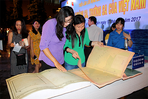 Đại biểu xem bản đồ và tư liệu chứng minh chủ quyền của Việt Nam đối với 2 quần đảo Hoàng Sa và Trường Sa