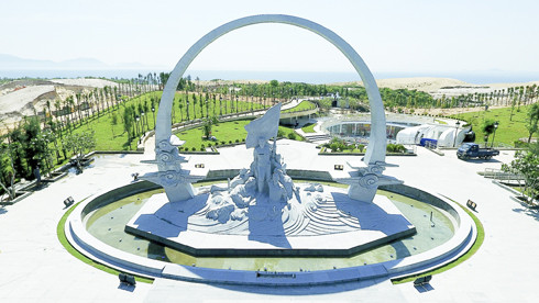 zzCụm tượng đài “Những người nằm lại phía chân trời” là trái tim của khu tưởng niệm