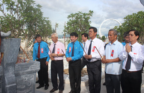 Lãnh đạo tỉnh Khánh Hòa và Tổng Liên đoàn Lao động Việt Nam dâng hương khu mộ gió các liệt sĩ Gạc Ma.
