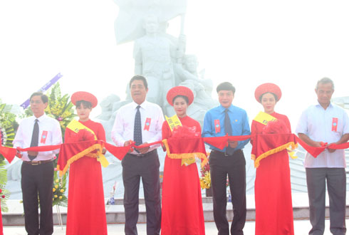 Lãnh đạo tỉnh Khánh Hòa và Tổng Liên đoàn Lao động Việt Nam cắt băng khánh thành Khu tưởng niệm chiến sĩ Gạc Ma.