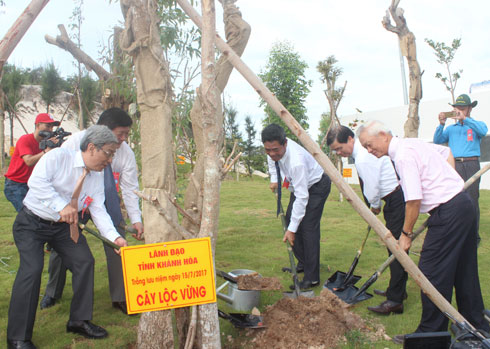 Lãnh đạo tỉnh Khánh Hòa trồng cây lưu niệm tại Khu tưởng niệm chiến sĩ Gạc Ma.