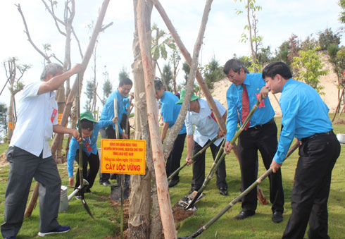 Lãnh đạo Tổng Liên đoàn Lao động Việt Nam trồng cây lưu niệm tại Khu tưởng niệm chiến sĩ Gạc Ma.