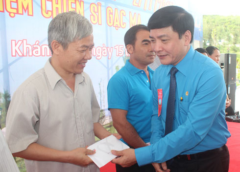 Ông Bùi Văn Cường trao quà cho thân nhân các liệt sĩ Gạc Ma.