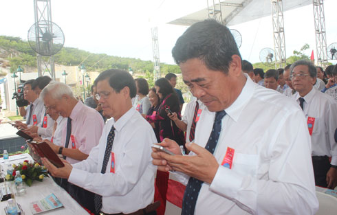 Lãnh đạo tỉnh Khánh Hòa và các đại biểu nhắn tin ủng hộ Chương trình “Nghĩa tình Hoàng Sa – Trường Sa”.