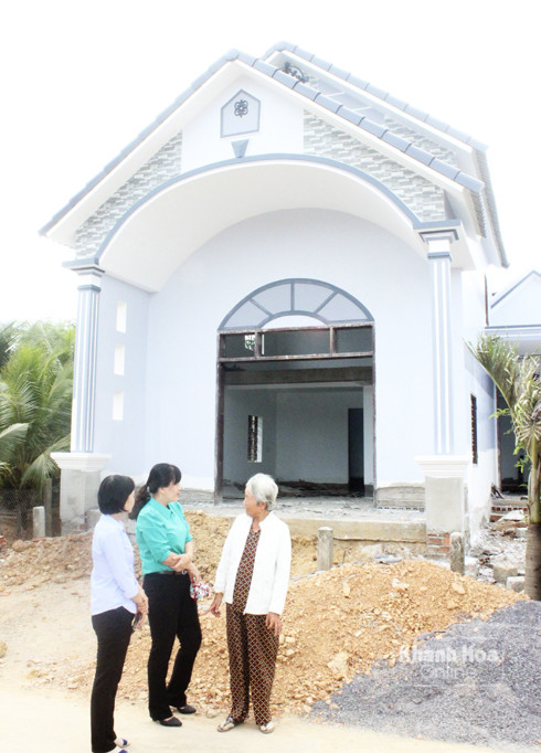 Đại diện lãnh đạo TP. Nha Trang trao tiền hỗ trợ xây nhà tình nghĩa cho bà Võ Thị Tặng.