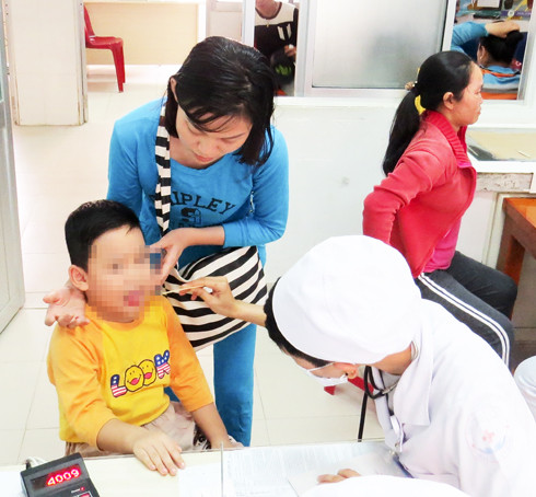 Bác sĩ Bệnh viện Đa khoa Diên Khánh kiểm tra ca bệnh nhi
