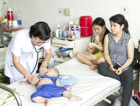 Bác sĩ khám bệnh cho trẻ bị viêm phổi tại Khoa Nhi, Bệnh viện Đa khoa tỉnh