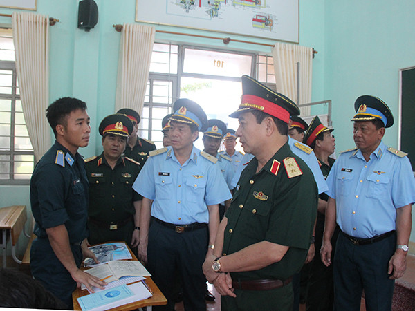 Trung tướng Phan Văn Giang và Đoàn công tác của Bộ Quốc phòng kiểm tra khu giảng đường và việc học tập của học viên phi công.