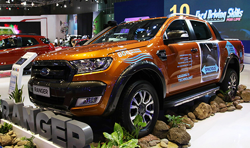 Mẫu Ford Ranger trong triển lãm Việt Nam Motorshow 2017 đang diễn ra tại Sài Gòn. Ranger sẽ không được hưởng thuế 0% từ 2018 do đang được hưởng mức ưu đãi 5% dành cho bán tải. Nếu không có biến động về chính sách, giá xe bán tải sẽ giữ nguyên. Ảnh: Huy Thắng