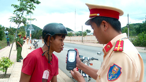 Cảnh sát giao thông Công an huyện Khánh Sơn kiểm tra nồng độ cồn đối với người điều khiển phương tiện giao thông