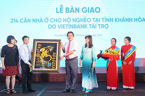 Ông Lê Thanh Quang (thứ tư từ phải sang) tặng quà lưu niệm cho VietinBank.