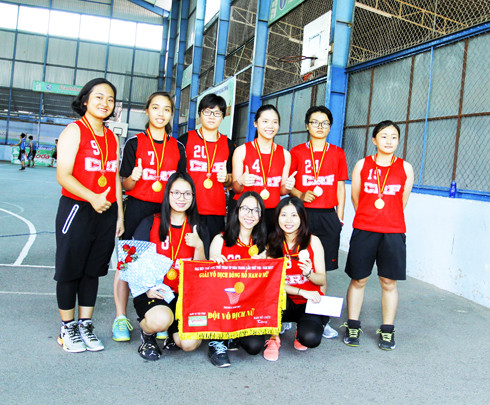Các cô gái đội Câu lạc bộ Phan Bội Châu - Cam Ranh trong niềm vui đoạt chức vô địch giải