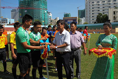 Ban tổ chức tặng cờ lưu niệm cho các đội bóng