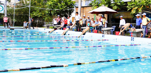 Không khí tranh tài của các vận động viên tại giải bơi lội hè thành phố
