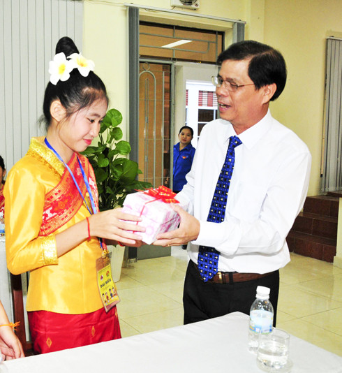 Đồng chí Nguyễn Tấn Tuân tặng quà cho các thiếu nhi Lào