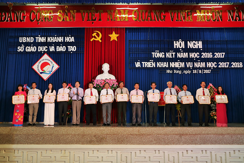 Ông Nguyễn Duy Bắc tặng danh hiệu Tập thể lao động xuất sắc cho 13 đơn vị.