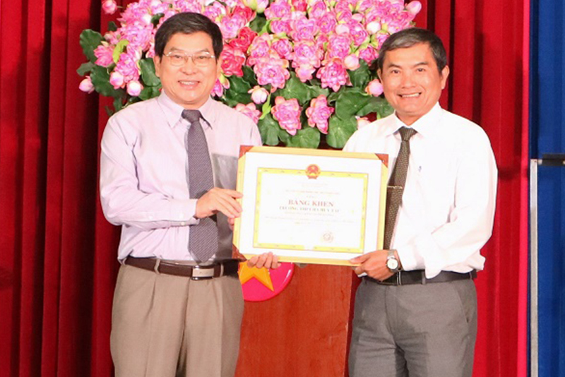 Lãnh đạo Trường THPT Hà Huy Tập đón nhận bằng khen của UBND tỉnh.