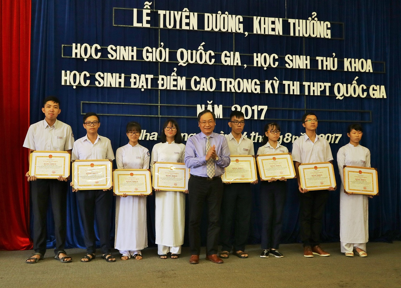 Ông Nguyễn Đắc Tài trao bằng khen của UBND tỉnh cho các học sinh.