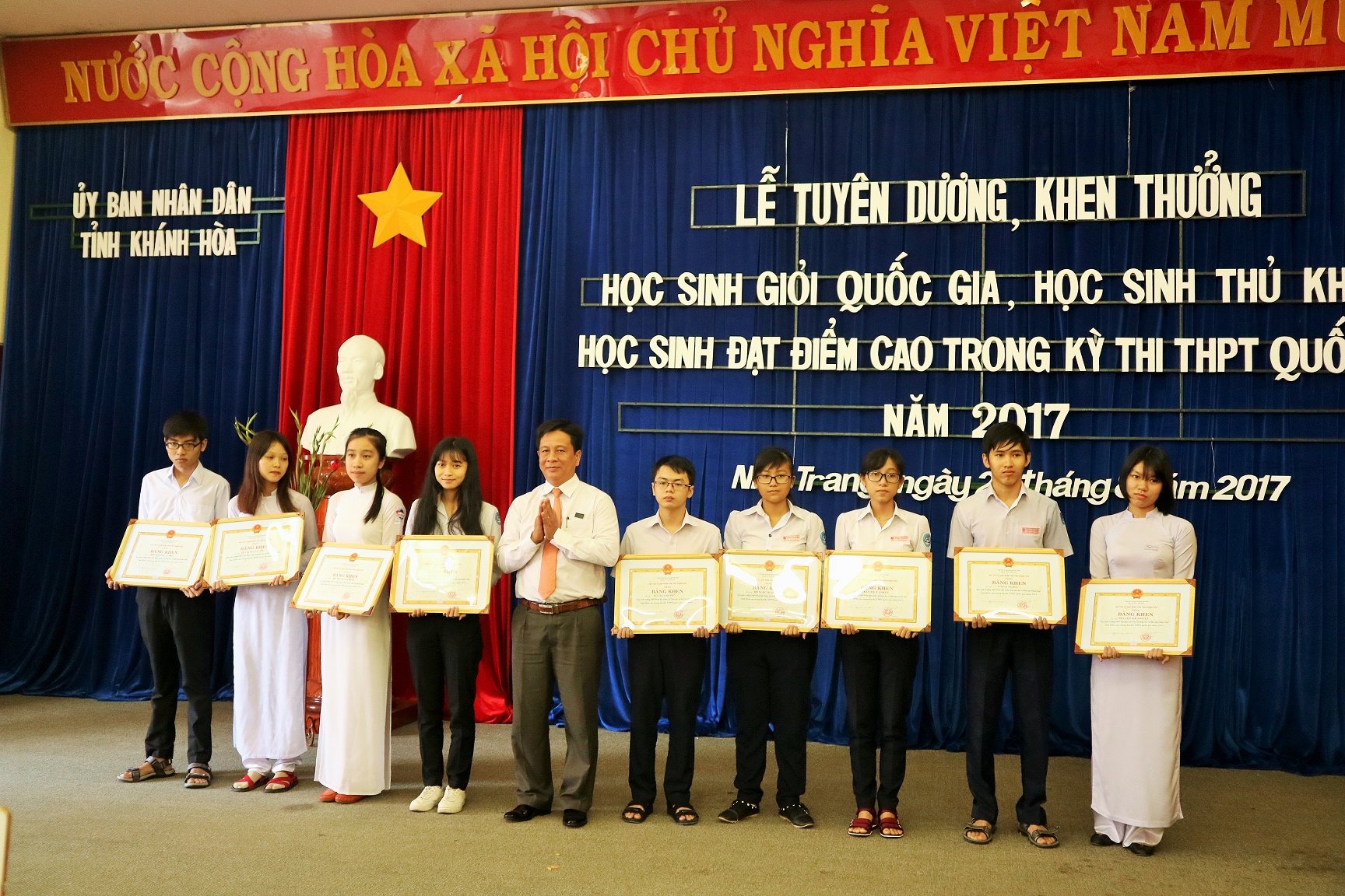 Ông Hồ Văn Mừng trao bằng khen của UBND tỉnh cho các học sinh. 