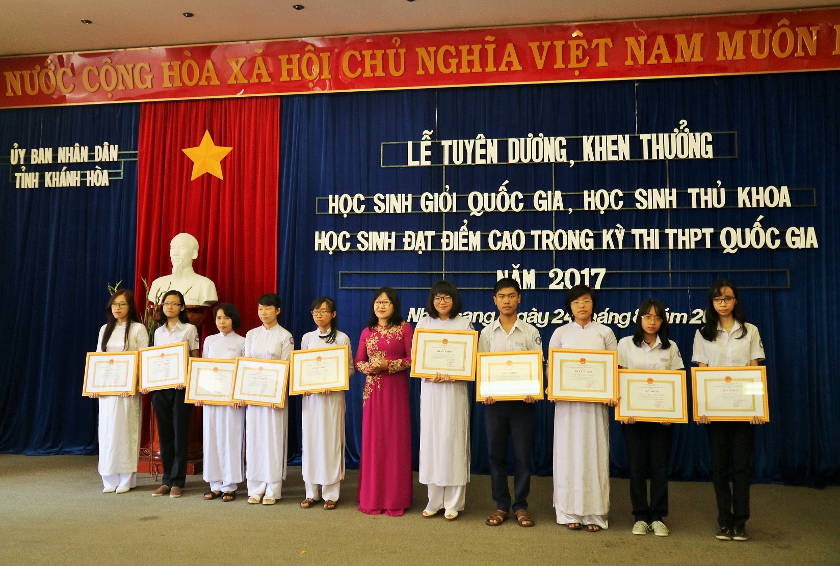 Lãnh đạo Sở Giáo dục và Đào tạo tỉnh Khánh Hòa trao giấy khen cho các học sinh. 