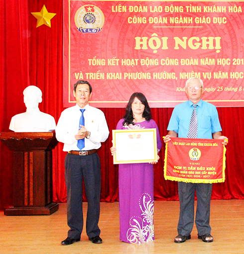 Đại diện Liên đoàn Lao động tỉnh trao cờ thi đua và bằng khen cho các CĐ giáo dục cấp huyện