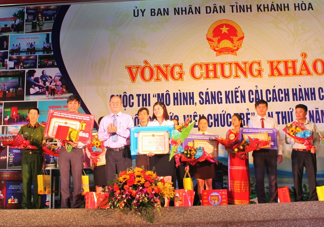 Ông Ngô Truyện, Giám đốc Sở Nội vụ, Trưởng Ban tổ chức cuộc thi trao giải nhất và nhì cho các đội. 