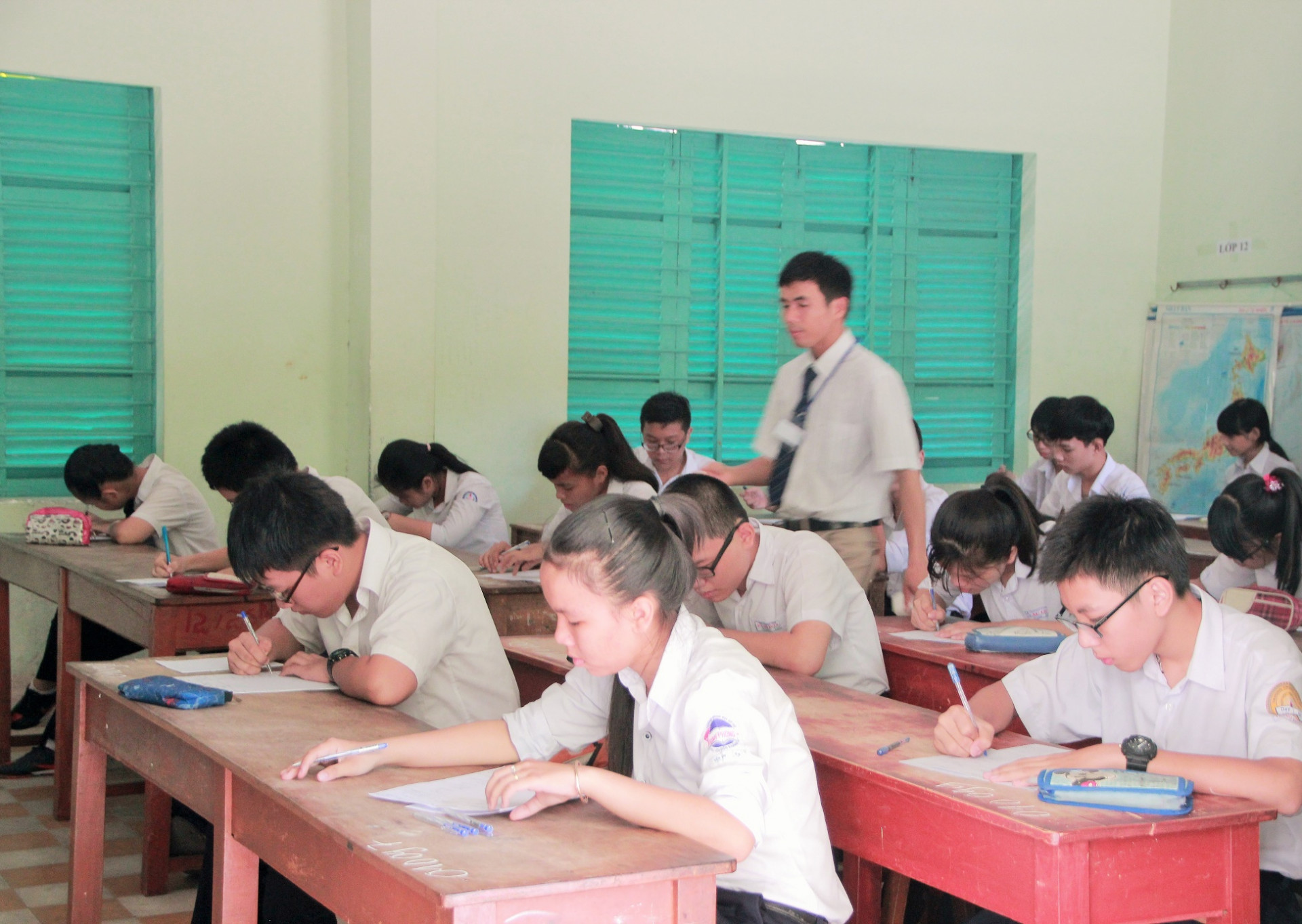 Học sinh lớp 9 thi vào Trường THPT chuyên Lê Quý Đôn. 