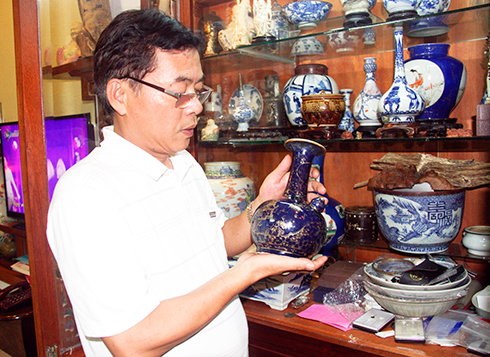 Nhà sưu tập Đào Hòa giới thiệu chiếc bình sứ Trung Quốc niên hiệu Thành Hóa niên chế
