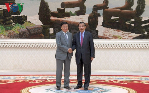 Thủ tướng Lào (trái) và Thủ tướng Campuchia tại cuộc gặp ở Phnom Penh.