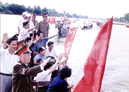 Đại tướng Võ Nguyên Giáp  xem lễ hội đua thuyền truyền thống của quê nhà. Ảnh Internet