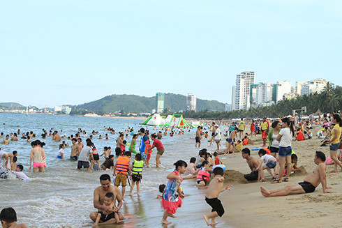 Khu vực phía Nam biển Nha Trang cũng không quá đông người