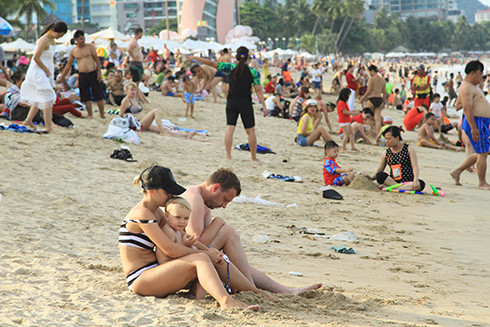 Một gia đình du khách Nga ngồi chơi trên bãi biển Nha Trang