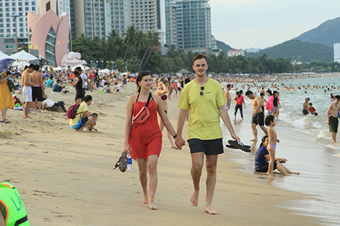 Cặp đôi người nước ngoài dạo biển Nha Trang