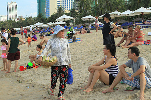 Một người bán quà vặt trên biển Nha Trang