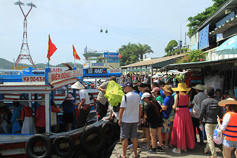 Khách du lịch đi tham quan biển đảo Nha Trang thông qua Bến tàu du lịch Cầu Đá