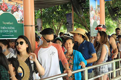 Du khách xếp hàng chờ đi qua khu du lịch Vinpearl Land Nha Trang