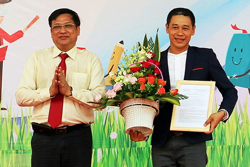 Ông Lê Hữu Thọ, Chủ tịch UBND TP. Nha Trang trao quyết định thành lập trường cho Giám đốc Công ty TNHH Vinh Hà Nha Trang.