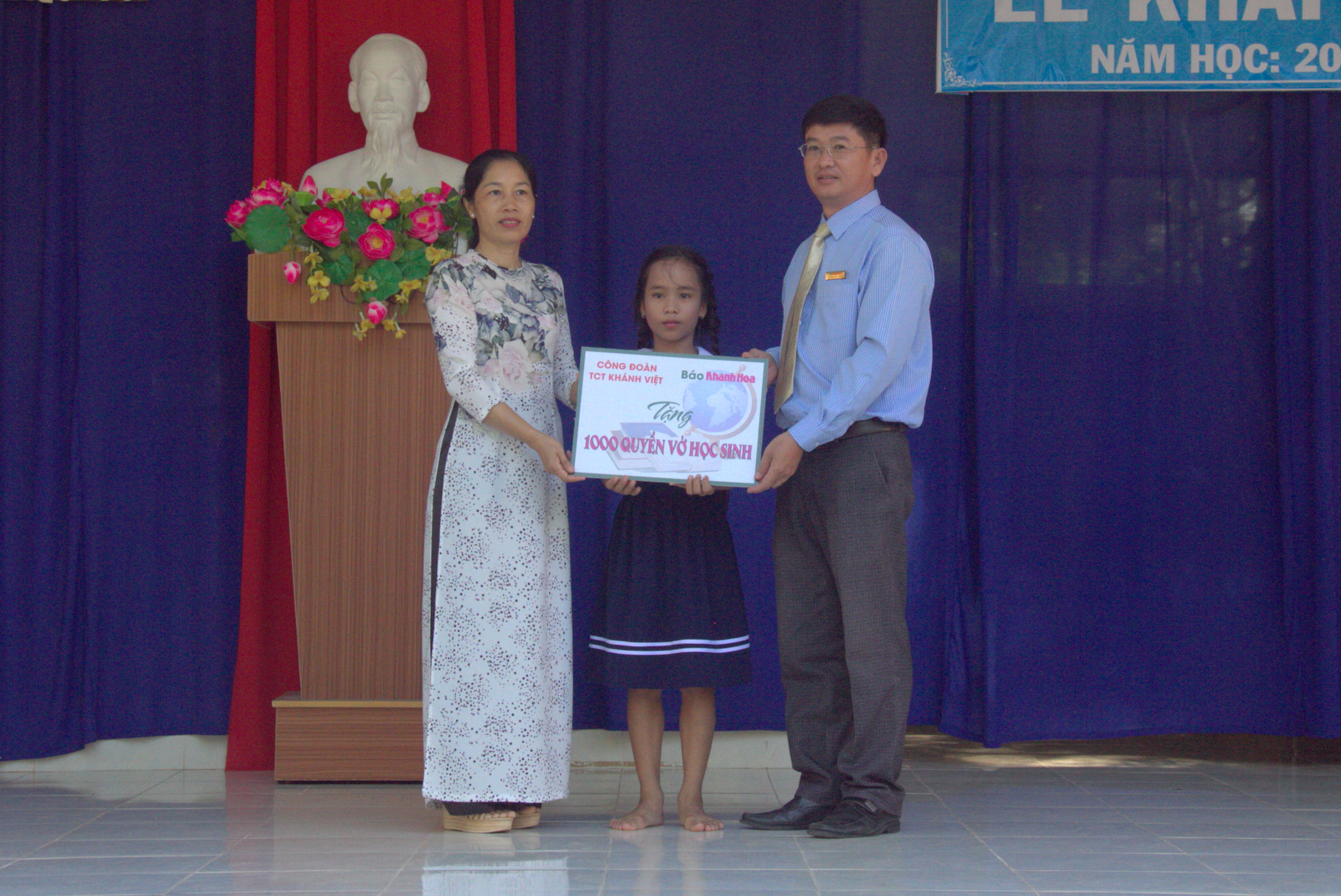 Lãnh đạo Báo Khánh Hòa trao quà cho trường Khánh Hòa - JeJu