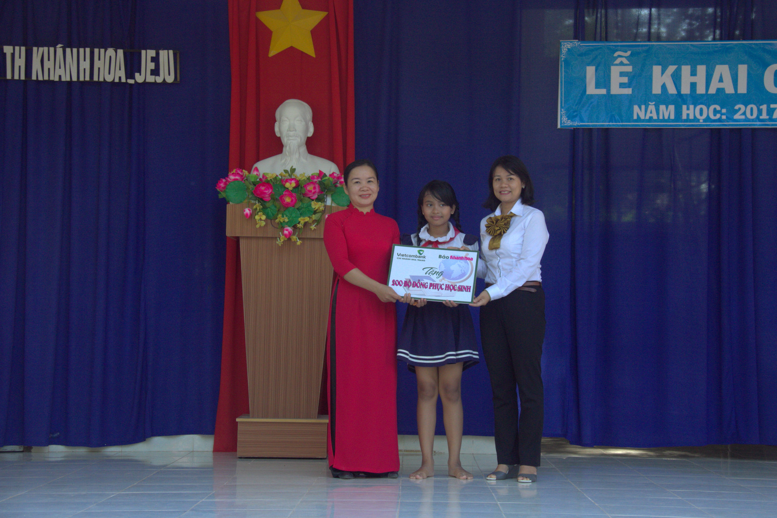 Đại diện Vietcombank chi nhánh Nha Trang trao 200 bộ đồng phục cho học sinh của trường