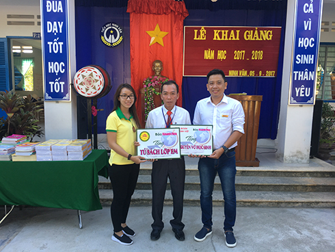 Đại diện Báo Khánh Hòa và Nhóm thiện nguyện Hương Từ tặng quà cho trường tiểu học Ninh Vân