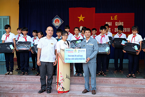 Đại diện Báo Khánh Hòa và Công đoàn Công ty Hyundai Vinashin tặng quà cho học sinh nhà trường