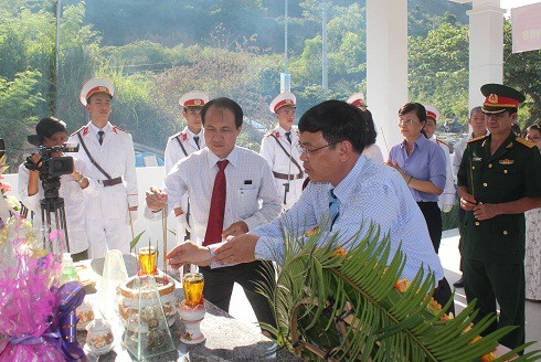 Lãnh đạo UBND TP. Nha Trang thắp hương các liệt sĩ hy sinh Tết Mậu Thân 1968.