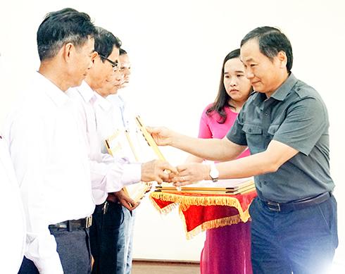 Đồng chí Nguyễn Đắc Tài - Phó Chủ tịch UBND tỉnh trao bằng khen của UBND tỉnh cho các cá nhân có thành tích xuất sắc