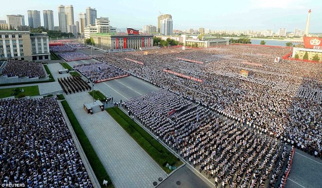 Một buổi míttinh của hàng chục nghìn người dân Triều Tiên tại Quảng trường Kim Nhật Thành. (Nguồn: Reuters)