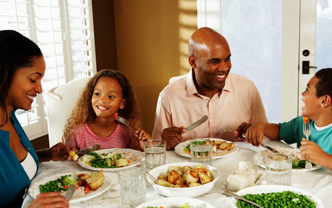 Ăn tối bên gia đình có tác dụng tăng cường sự kết nối giữa các thành viên SHUTTERSTOCK
