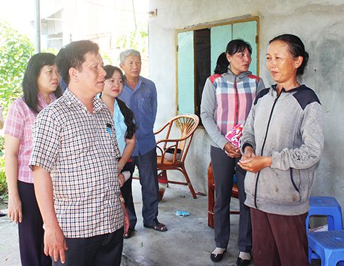 Đoàn giám sát thăm hộ gia đình bà Nguyễn Thị Hạnh