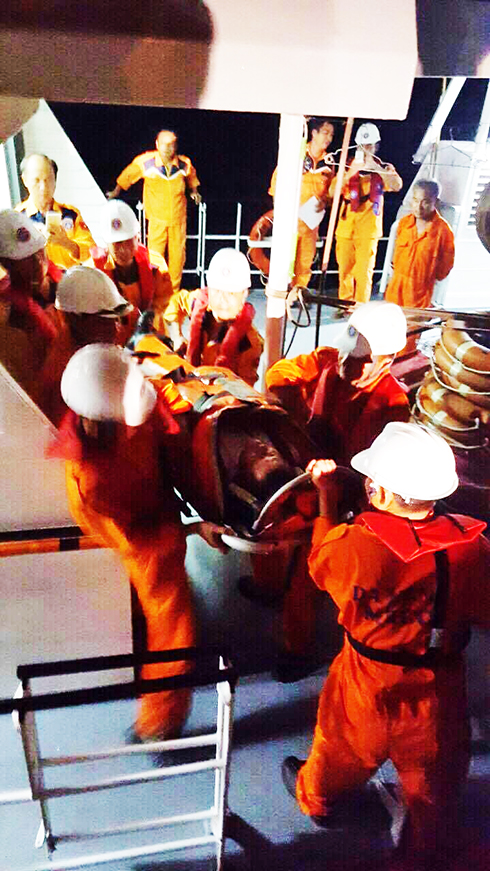 Lực lượng cứu nạn đưa thợ máy Zhong Yun Xiao vào cảng Nha Trang